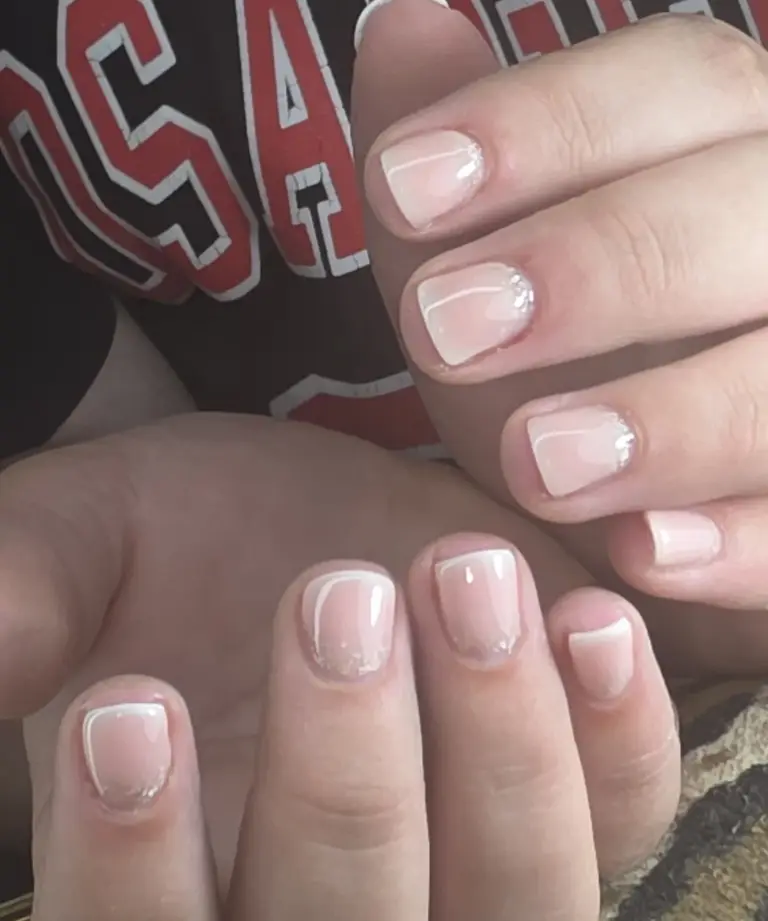 Korte nagels met BIAB en subtiele glitter